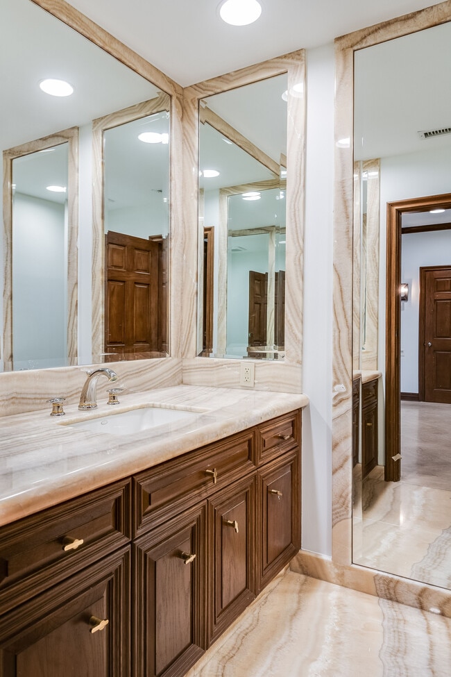 Building Photo - 9844 Whitwell Dr