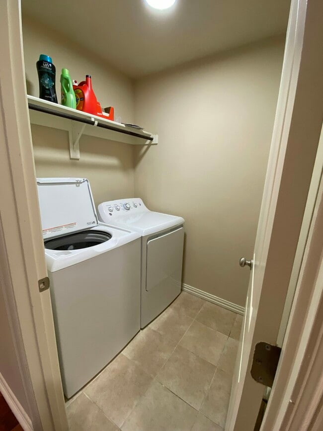 Building Photo - 1705 Carverly Dr