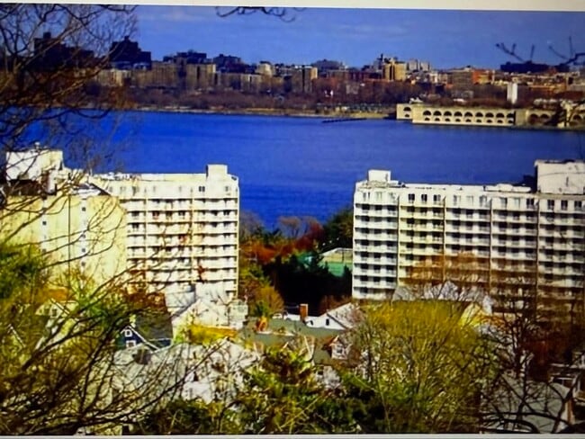 Building Photo - 1055 River Rd