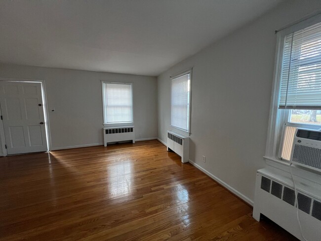 Building Photo - Two bedroom, 1 bath condo in Brookwood Gar...