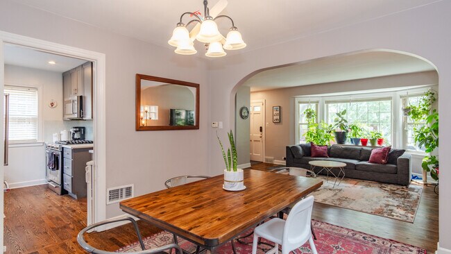 Building Photo - 6816 W Dickens Ave