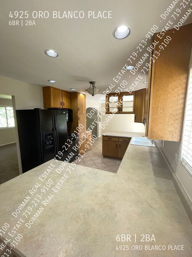 Foto del edificio - SIX BEDROOM HOME FOR LEASE IN VILLA LOMA