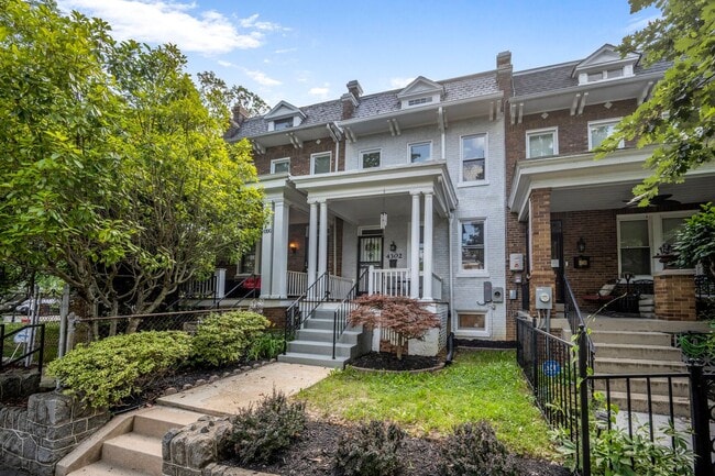 Building Photo - Available Now! Recently Renovated 4 Bedroo...