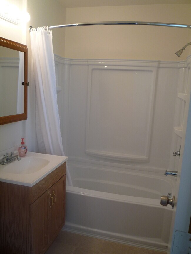 Foto del edificio - 3 bedroom + Bonus Room/Office in East Redding