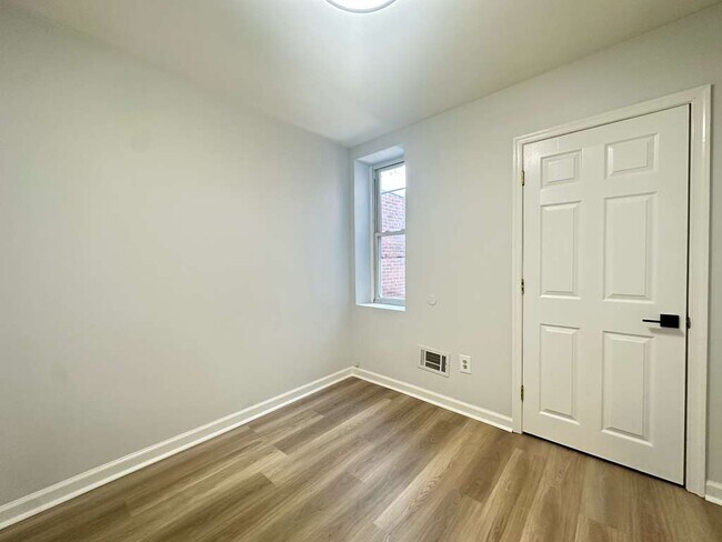 Foto del edificio - 5663 Matthews St
