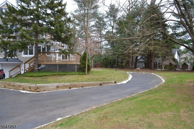 Foto del edificio - 3 Meadow Dr