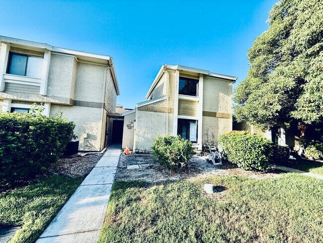 Building Photo - Beautiful Renovated 3/2 townhouse near Pal...