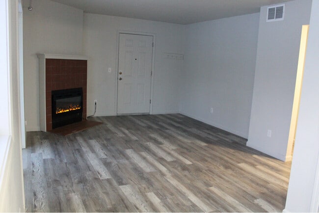 Foto del edificio - 890 Blind Nick Dr