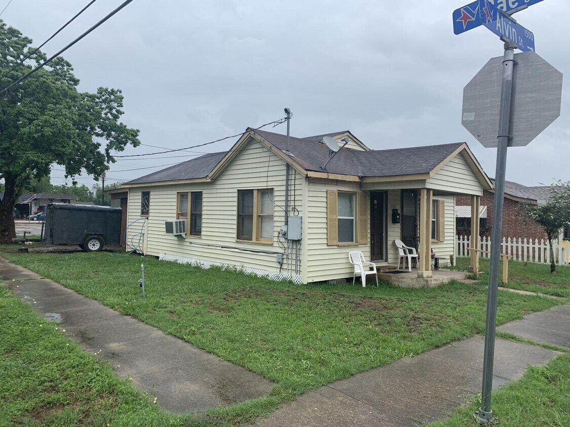1502 Alvin St, Victoria, TX 77901 House Rental in Victoria, TX