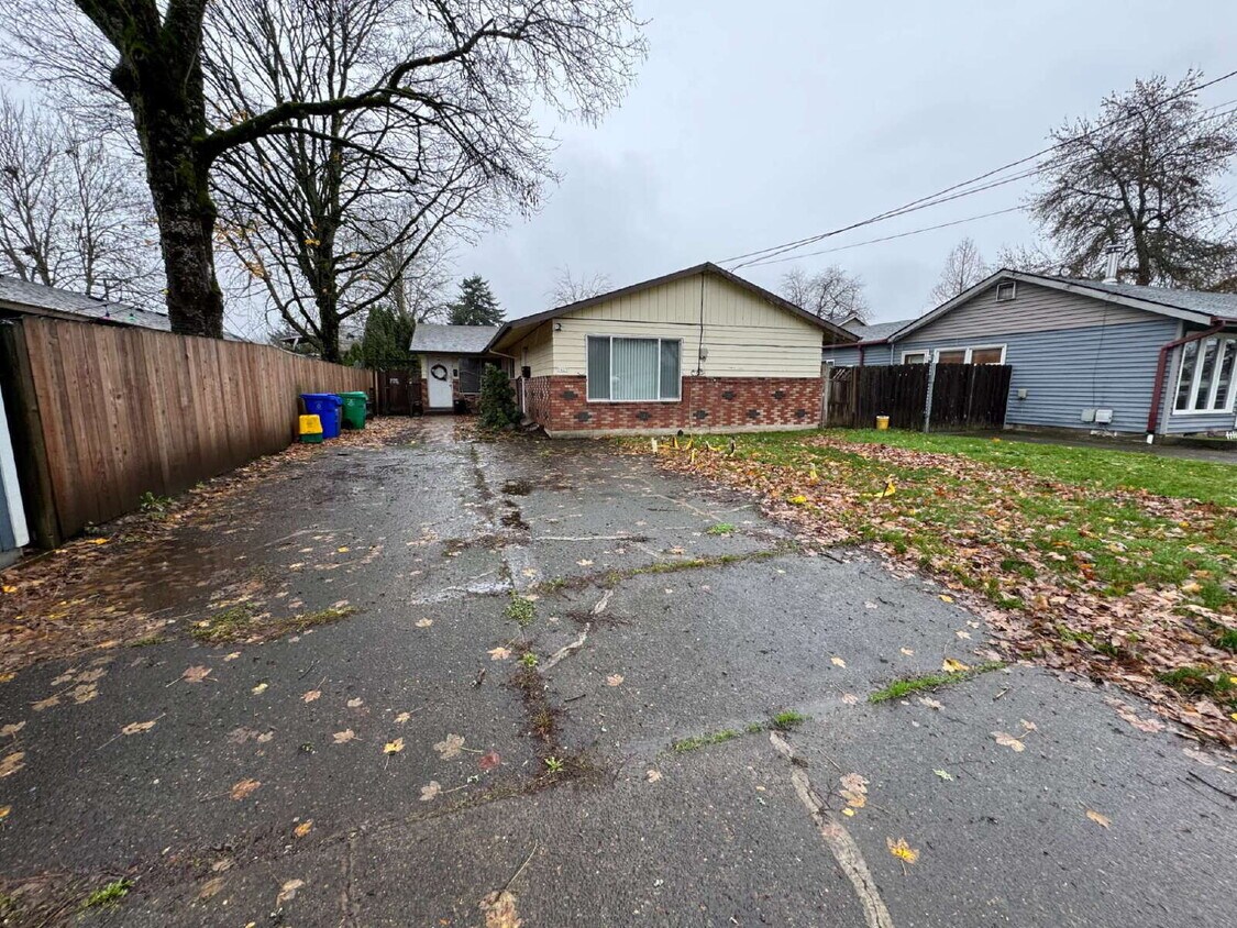 This 2 bed, 1 bath duplex unit offers convenient access to Berrydale and Harrison Parks and withi... - This 2 bed, 1 bath duplex unit offers convenient access to Berrydale and Harrison Parks and withi...