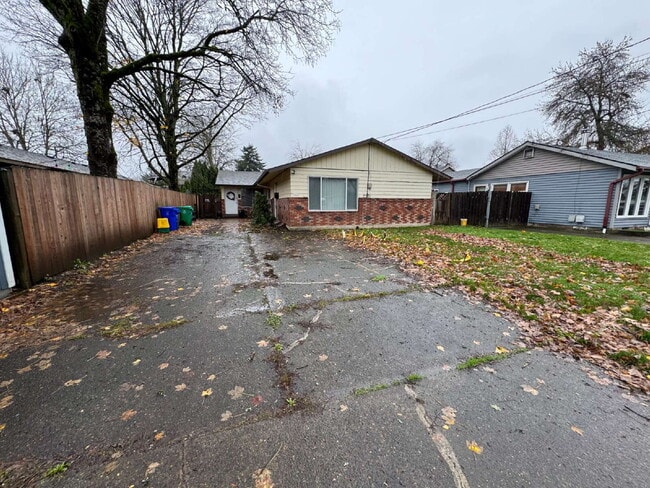 This 2 bed, 1 bath duplex unit offers convenient access to Berrydale and Harrison Parks and withi... - This 2 bed, 1 bath duplex unit offers convenient access to Berrydale and Harrison Parks and withi... Apartment