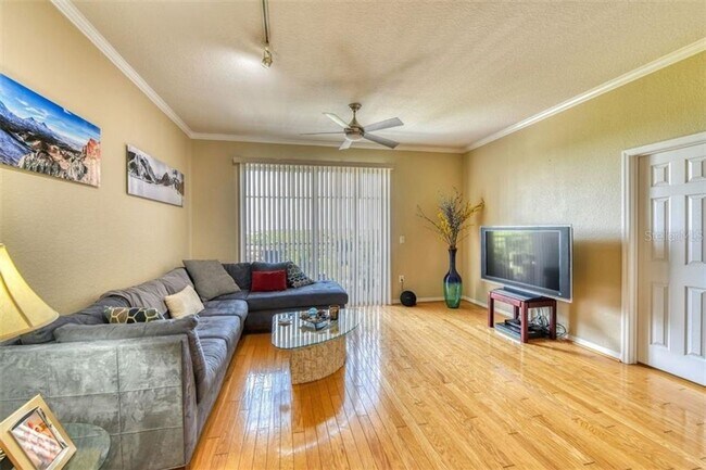 Foto del edificio - Annual UNfurnished 2/2 condo on top floor ...