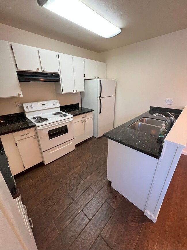 Building Photo - DESIREABLE UNION CITY NEIGHBORHOOD BEAUTIF...