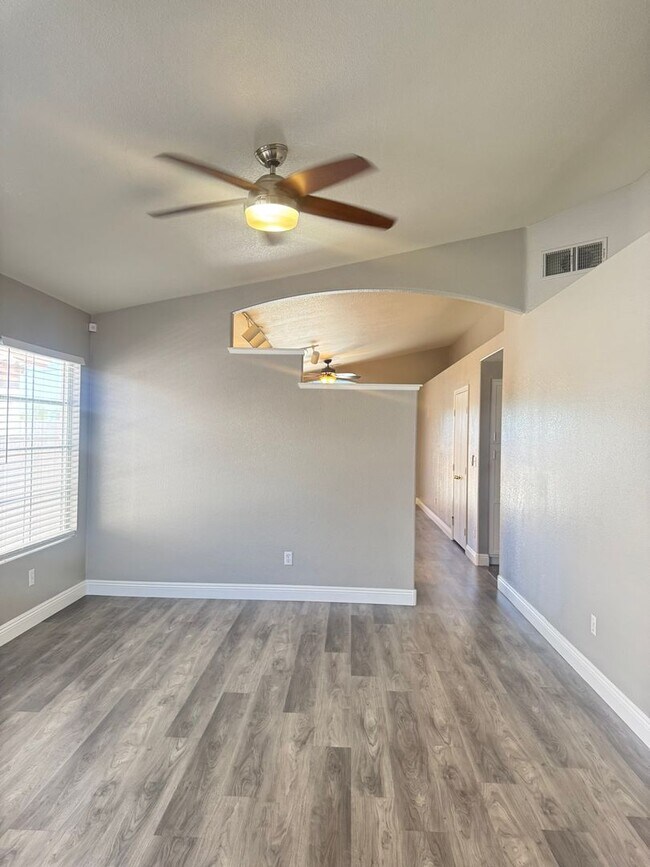 Foto del edificio - Beautifully Renovated 2 Bed Single Story Home