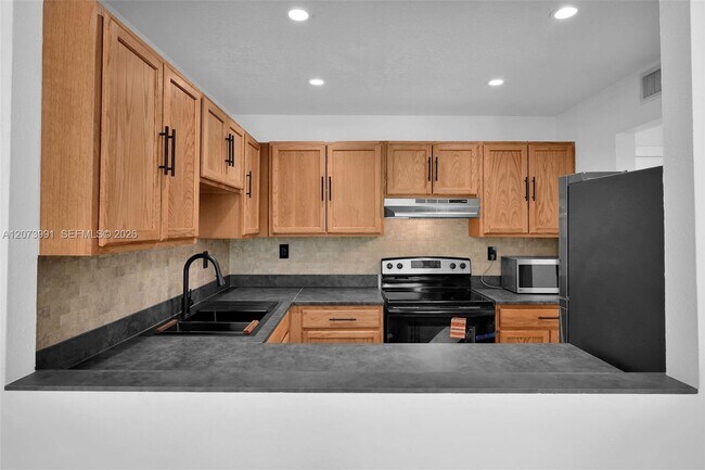 Building Photo - 9301 SW 92nd Ave