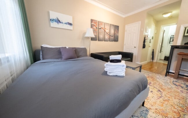 Building Photo - 300 E 74th St