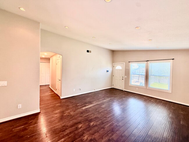 Building Photo - 932 Blossom Hill Dr