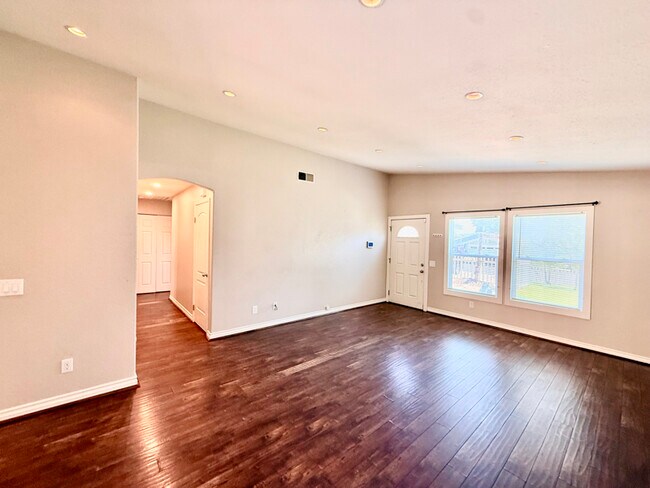 Foto del edificio - 932 Blossom Hill Dr