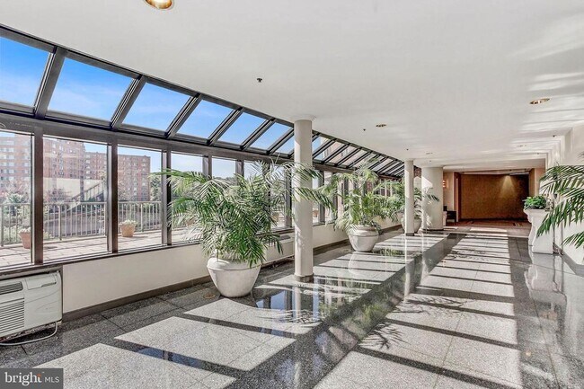Foto del edificio - 1600 N Oak St