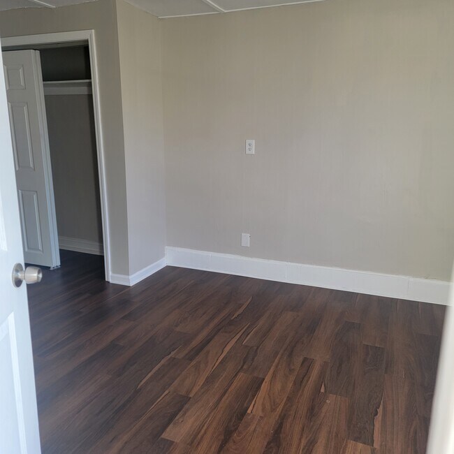Building Photo - 403 Maple Ave
