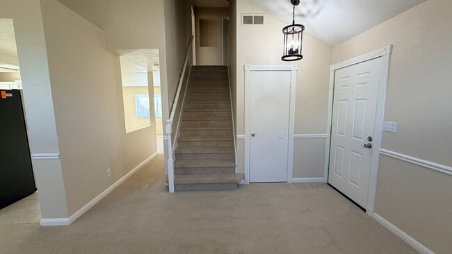 Building Photo - Oakley beautiful 3 bedroom 2 bath w/vaulted ceilings & much more