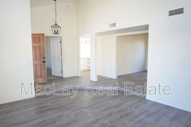 Building Photo - 4024 E Hiddenview Dr