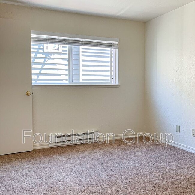 Building Photo - 922 N 104th St