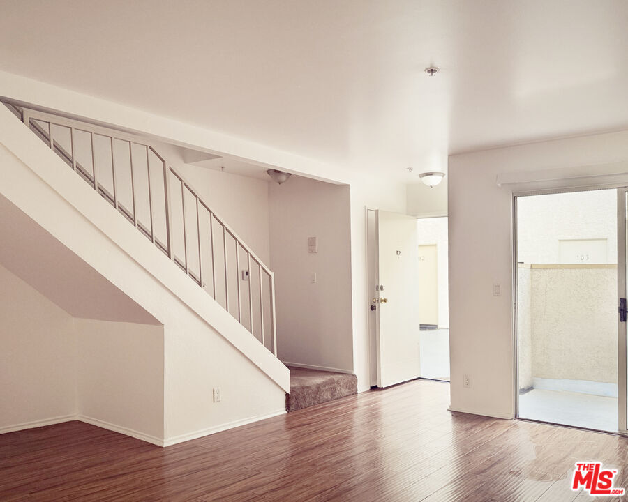 Foto principal - 16037 Vanowen St