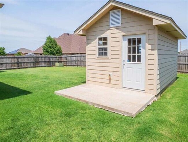 Building Photo - Beautiful Home in desirable Location