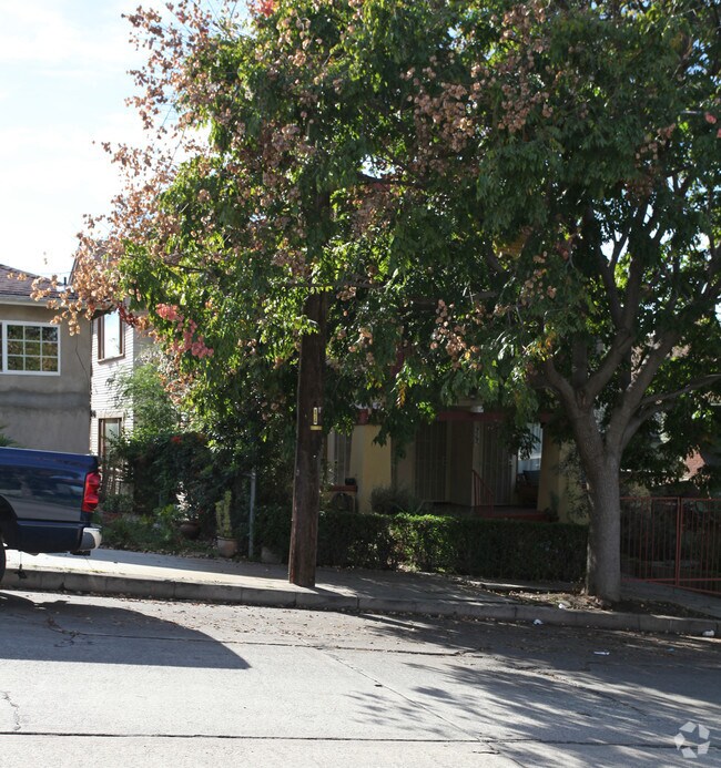 Building Photo - 927-929 W Kensington Rd