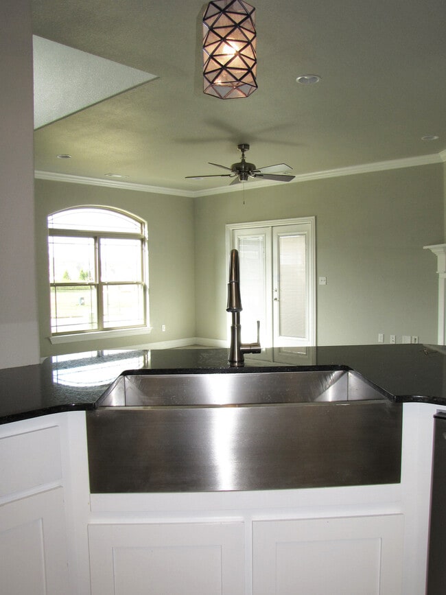 Building Photo - Upscale 4 Bed, 2.5 Bath Available in Fayetteville!