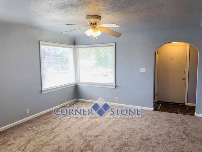 Foto del edificio - Charming Home with Large Detached Garage!