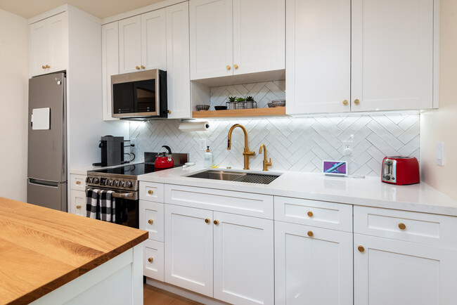 Kitchen - 8823 Horner St