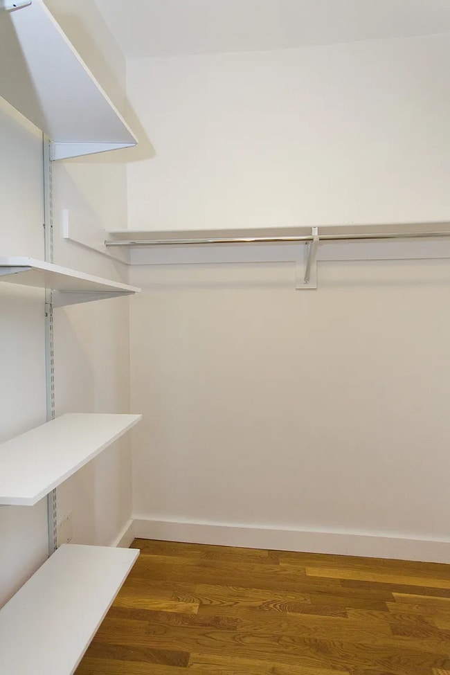 Building Photo - 1 bedroom 1 bathroom Available