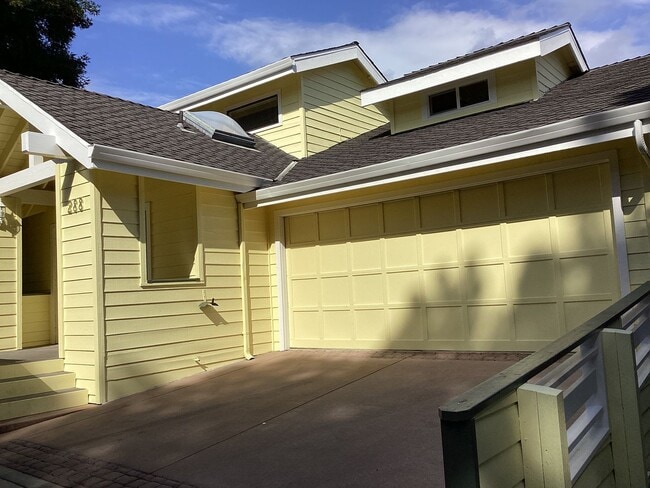 Foto del edificio - Two Story Aptos Home