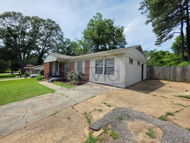 Building Photo - 3 Bedroom Home!!