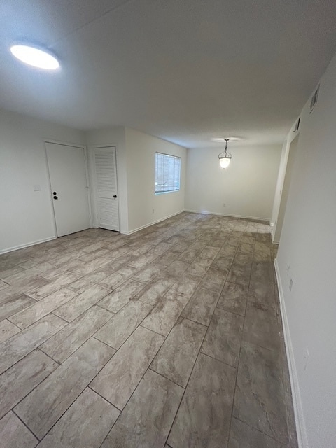 01_Sala de estar - 1208 Bush River Rd