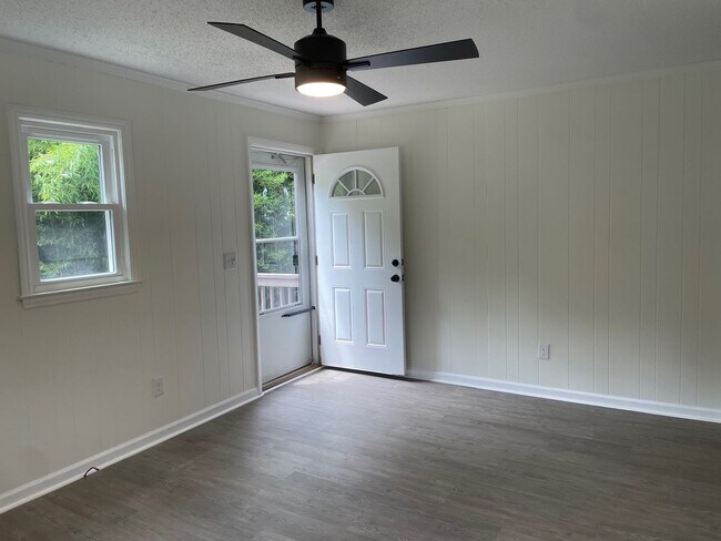 Building Photo - NEWLY RENOVATED 3 BED, 2 BATH BRICK HOME L...