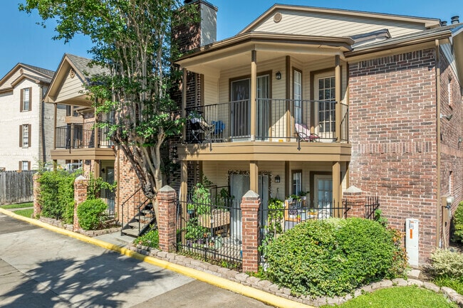 2121 Hepburn St - Alternate - Montreal Place