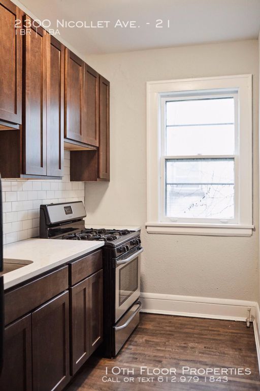 Foto del edificio - One Bedroom Plus Den! Pet Friendly!