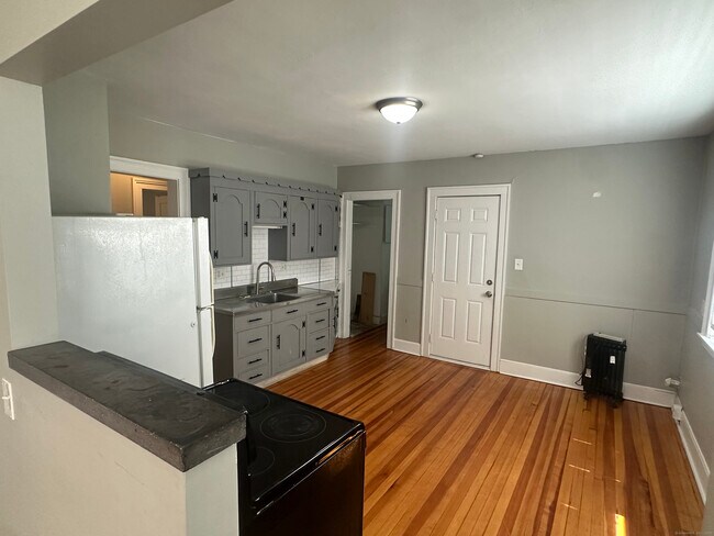 Building Photo - 240 Linwood St