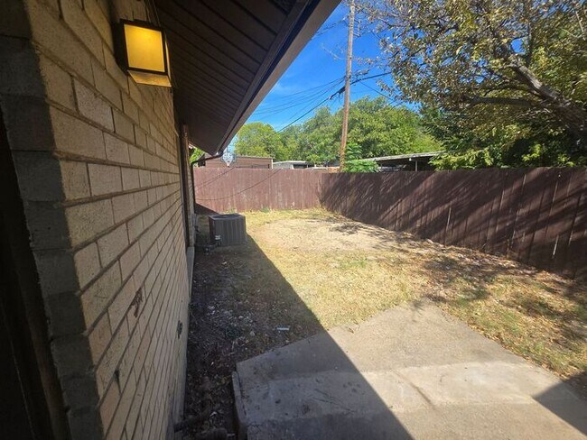 Building Photo - 3 Bedroom/2 Bathroom/1 Covered Parking Places - Remodeled