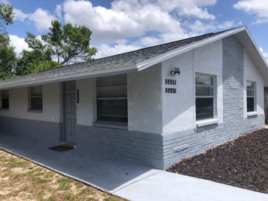 Primary Photo - Freshly Updated 2BR/1BA Duplex Unit in Hol...