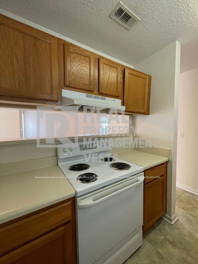 Building Photo - Charming Three Bedroom Home in Convenient ...