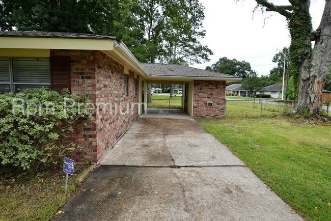 Building Photo - 585 Fountainbleau Dr