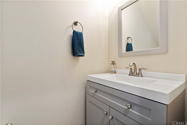 Building Photo - 3/2.5 end unit condo in Oakhaven Village