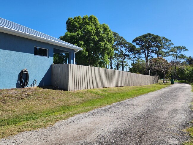 Foto del edificio - 1620 Newfound Harbor Dr