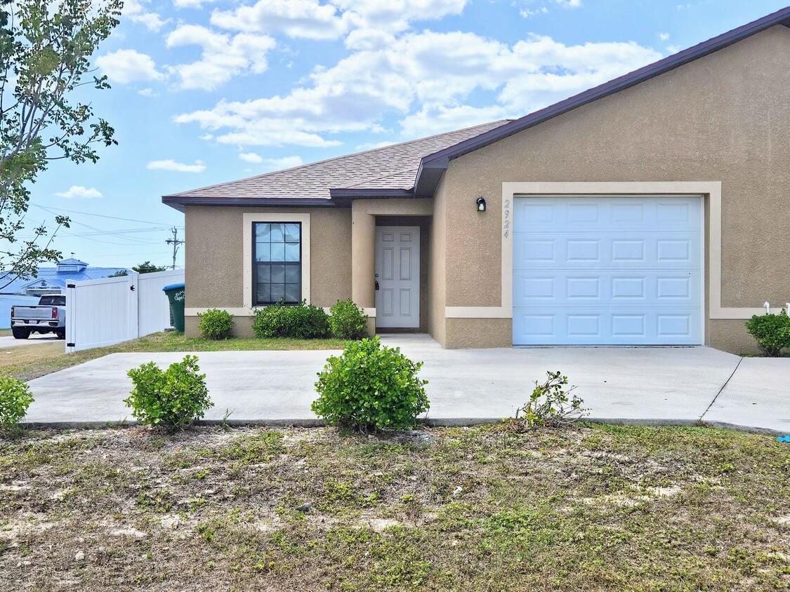 Primary Photo - Stunning 3 Bed / 2 Bath Duplex w/ Garage –...