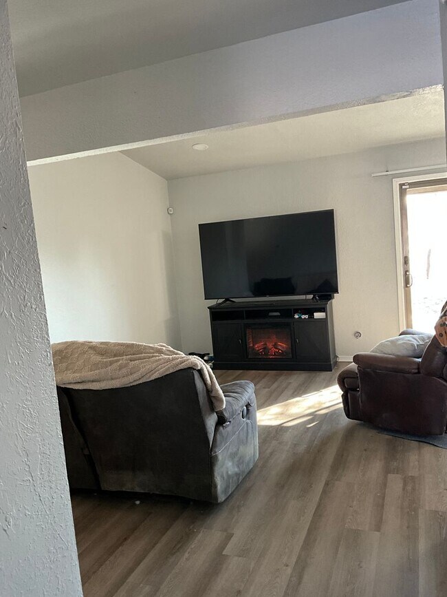 Foto del edificio - Renovated 3 Bedroom/ 1.5 Bath in Great Neiborhood