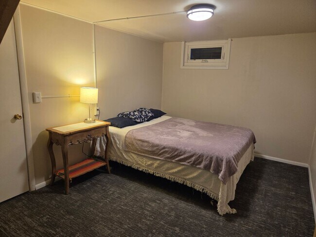 Foto del edificio - Furnished 1 Bedroom 1 Bath Basement Unit